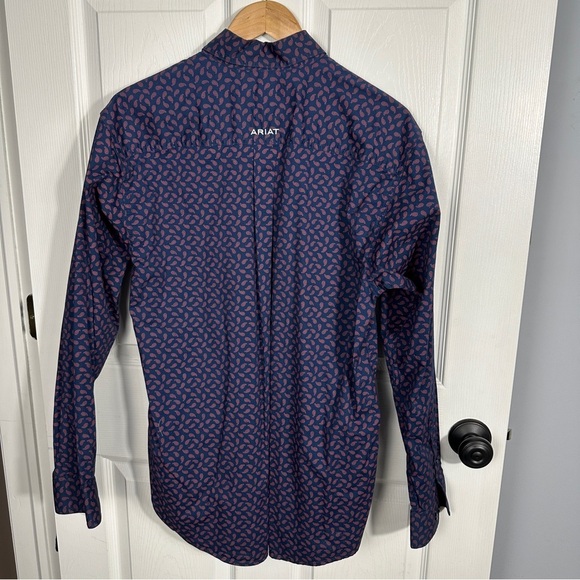 Men's Ariat button down shirt, Med. Cotton/spandex, paisley. Office, date night - Picture 2 of 10